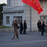 軍分區(qū)拉練途經深山小縣 西峽軍地寒冬里送溫暖