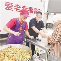 “流動(dòng)愛(ài)老幸福餐車”讓鄉(xiāng)村老人吃上愛(ài)心幸福餐