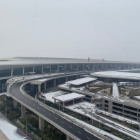 冰雪襲擾鄭州機場整體運行平穩(wěn) 今日計劃進(jìn)出港航班133架次