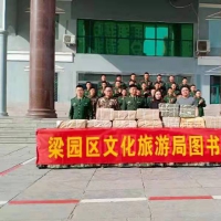 商丘市梁園區(qū)：送書進(jìn)軍營 共建軍民情