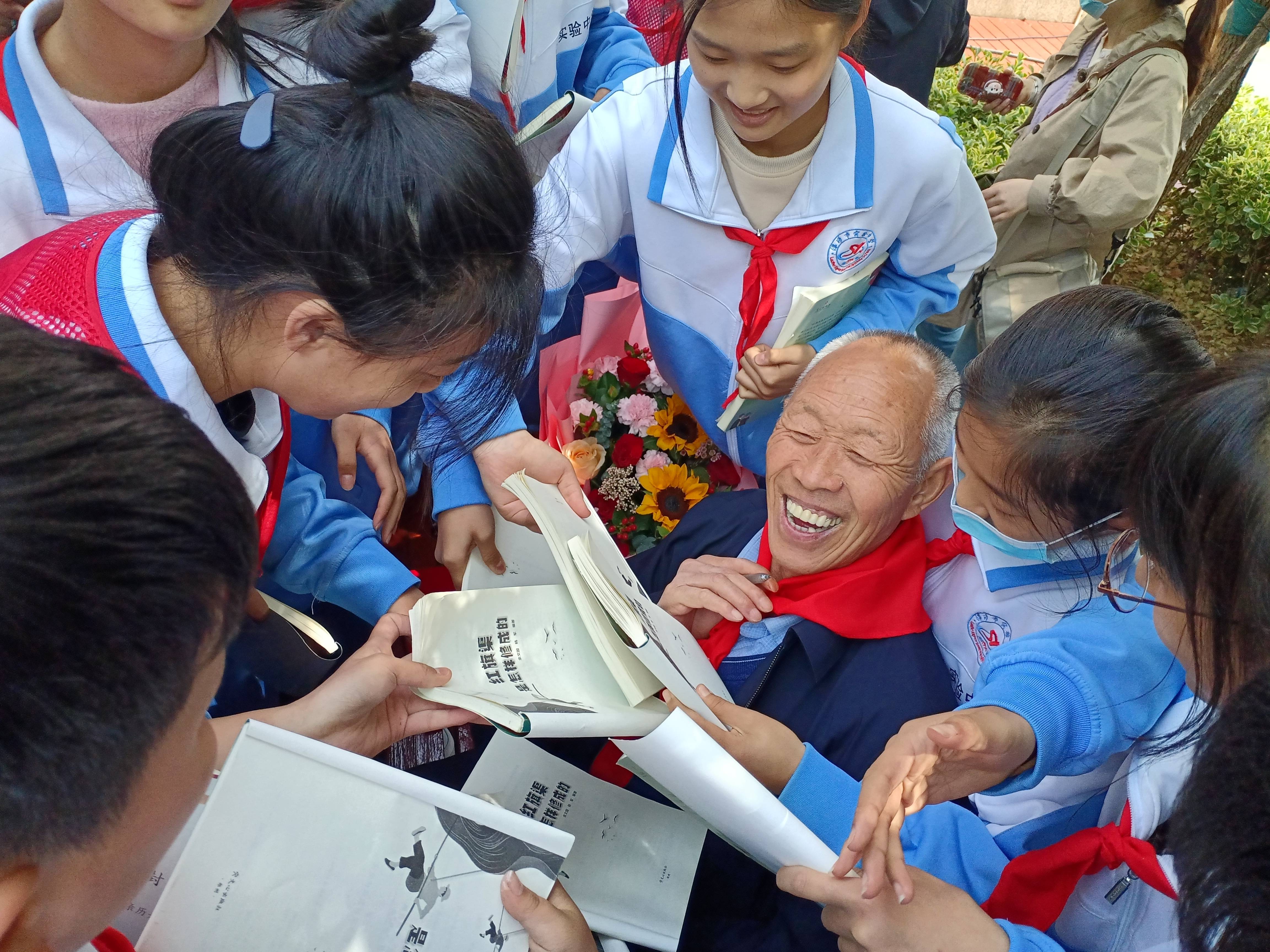 在一次誦讀活動后，孩子們將張買江老人團團圍住(1).jpg