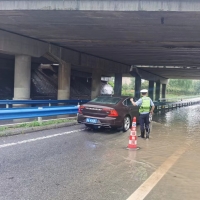 匝道積水高過膝蓋 高速交警雨中奮戰(zhàn)四小時全力護民保暢通